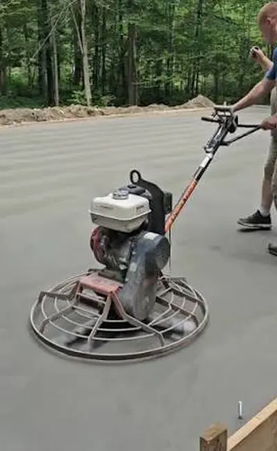 Tentang LantaiNusa saat proses finishing trowel lantai dengan mesin power trowel