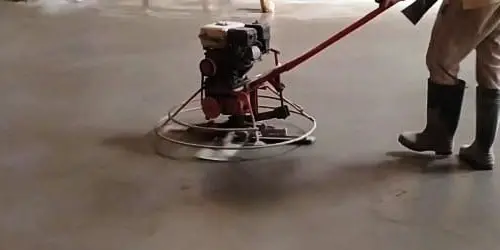 Jasa trowel lantai pabrik menggunakan mesin power trowel