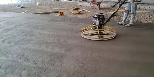 Jasa trowel lantai gudang dengan mesin power trowel