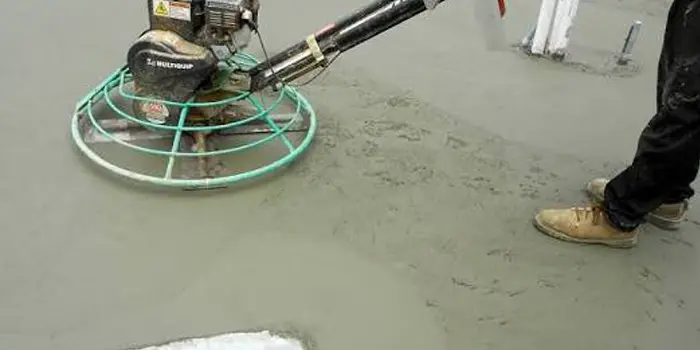 Jasa trowel lantai area parkir dengan power trowel