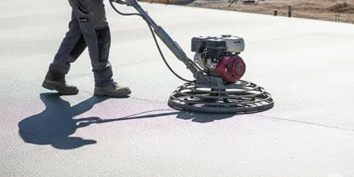 Finishing trowel lantai beton menggunakan mesin power trowel