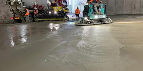 Finishing trowel lantai gudang dengan permukaan beton rata